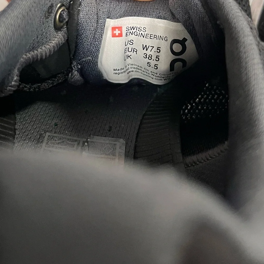 On Running On Cloud Sneakers - Classic Black and White Size 7.5 - Picture 9 of 13
